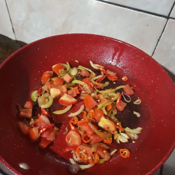 Tumis bawang merah dan bawang bombay hingga harum. Tambahkan tomat dan tumis kembali.