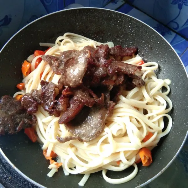 Masukkan daging sapi, aduk rata.