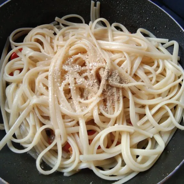 Masukkan pasta fettuccine, tambahkan garam, merica bubuk dan kaldu jamur, aduk rata.