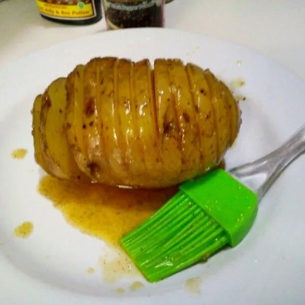 Olesi kentang dengan bumbu sampai rata seluruh bagian.