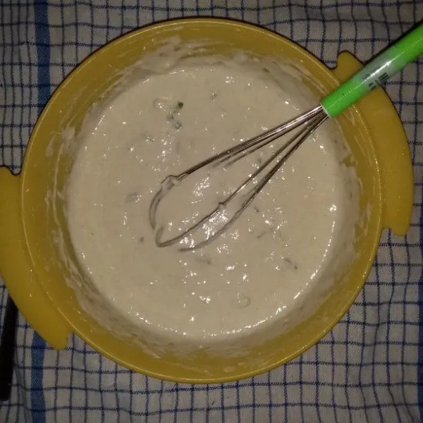 Campurkan tepung, daun bawang, ketumbar bubuk, kaldu bubuk, garam dan air. Aduk hingga tidak menggumpal. Tekstur adonan kental.