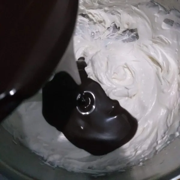 Lapisan chocolate mousse : Mixer whipping cream dengan air es dan krimer kental manis, setelah rata matikan mixer. Masukkan dcc yang sudah dilelehkan, aduk rata dengan spatula.