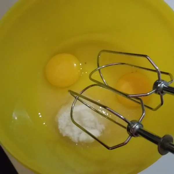 Sambil menunggu, siapkan wadah masukan telur dan gula kemudian mixer hingga kaku.