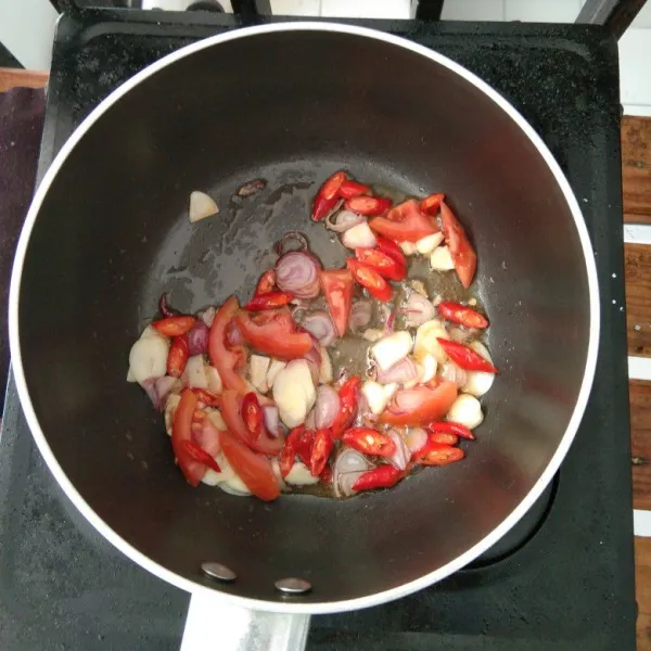 Tumis bumbu yang sudah diiris sampai layu.