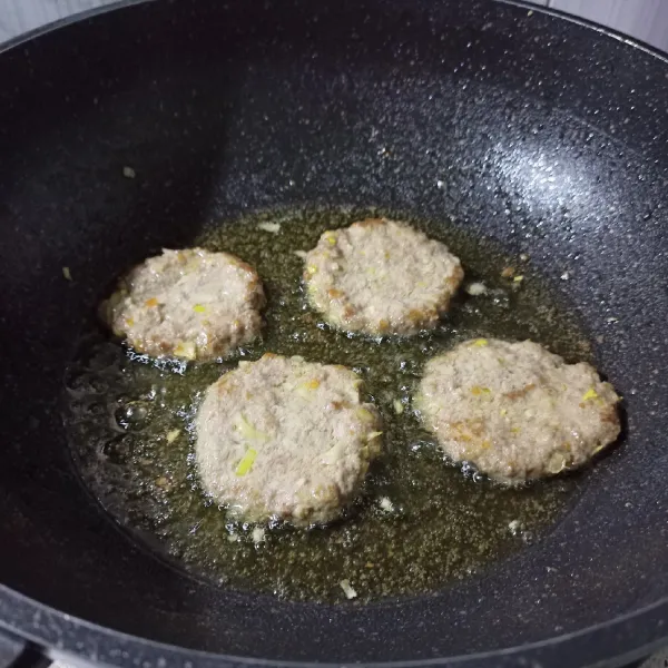 Goreng patty dengan secukupnya minyak, hingga matang.