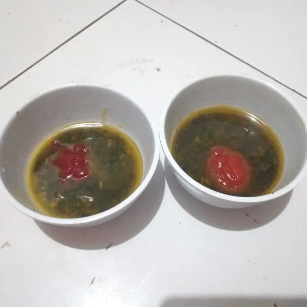 Bagi dua saus garlic, tambahkan saus sambal dan saus tomat pada salah satunya lalu aduk rata.