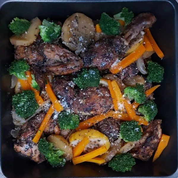 Sajikan ayam ditambah sayuran, taburan permesan dan parsley.