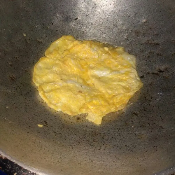 Kemudian dadar telur yang sudah dikocok sampai matang. Angkat.