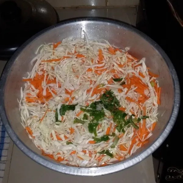 Rajang halus wortel, kubis, daun bawang dan daun seledri. Cuci dengan air mengalir kemudian tiriskan.