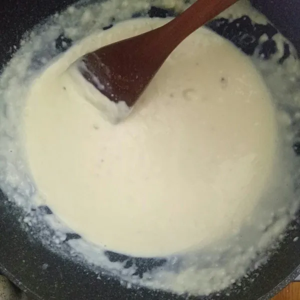 Masukan tepung terigu, aduk merata lalu masukan susu dan keju, aduk hingga merata dan tidak menggumpal, bumbui.
