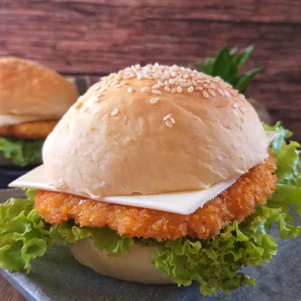 Penyajian : siapkan burger bun, beri selada mayonaise dan crispy burger. Beri keju slice dan sajikan.