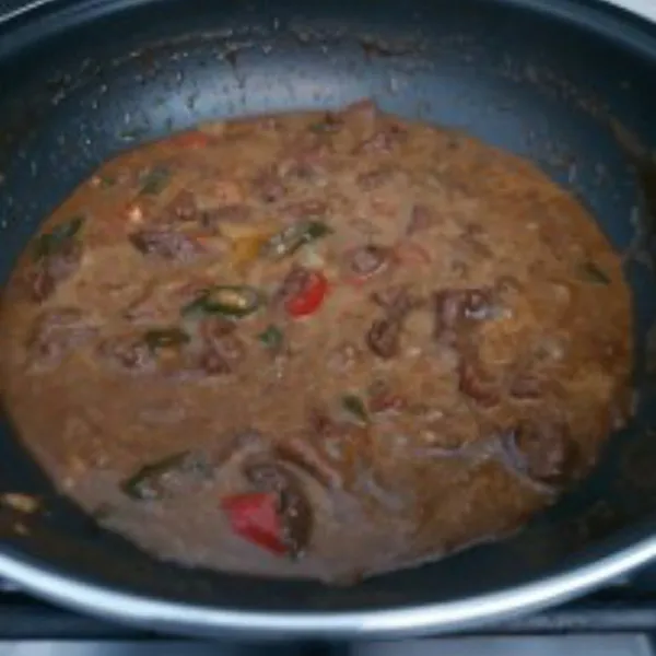 Masak sampai kuah agak mengental dan bumbu meresap.