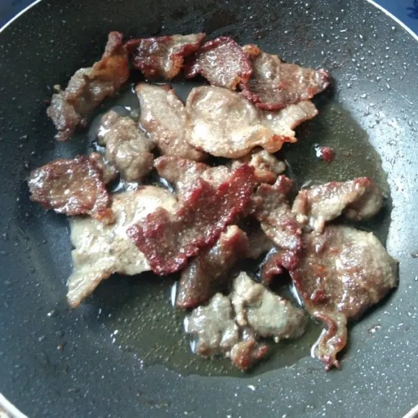 Panaskan wajan dengan minyak secukupnya, masak daging sapi hingga kematangan yang diinginkan, angkat dan sisihkan.