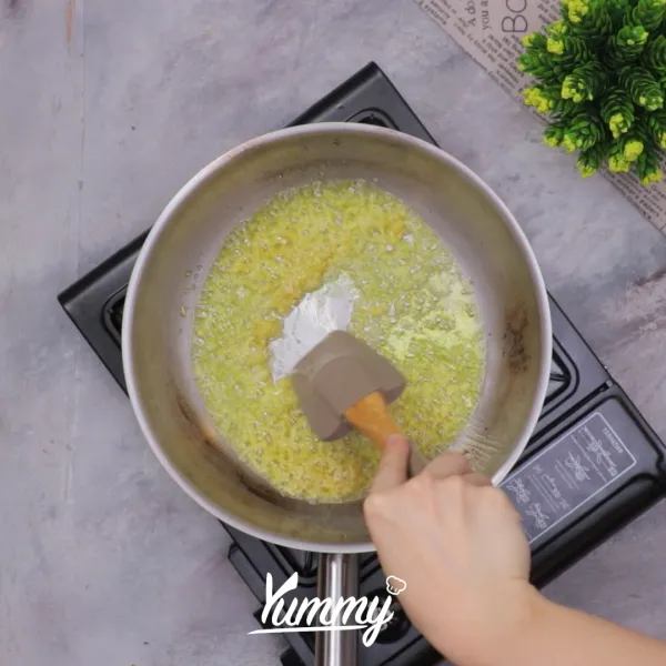 Panaskan olive oil di atas teflon, tumis bawang putih hingga harum.