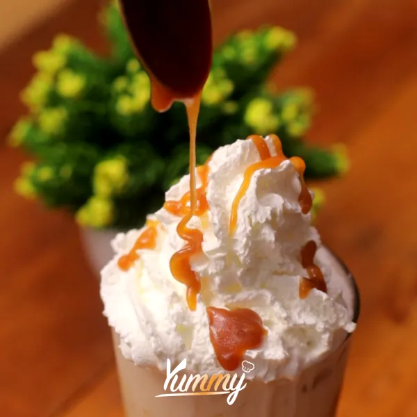 Terakhir beri saus salted caramel di atasnya, sajikan.