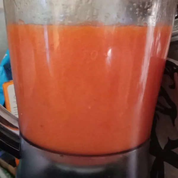 Masukkan tomat yang telah direbus beserta air ke blender kemudian haluskan dan saring sisihkan.