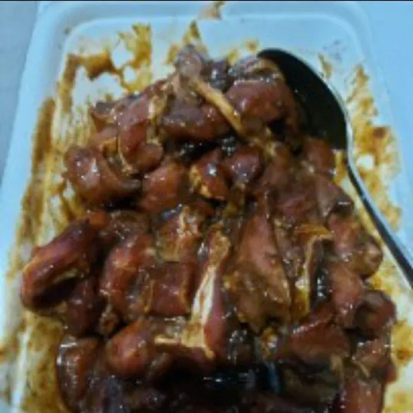Iris memanjang daging. Bumbui daging sapi dengan bumbu marinasi, diamkan minimal 40 menit.