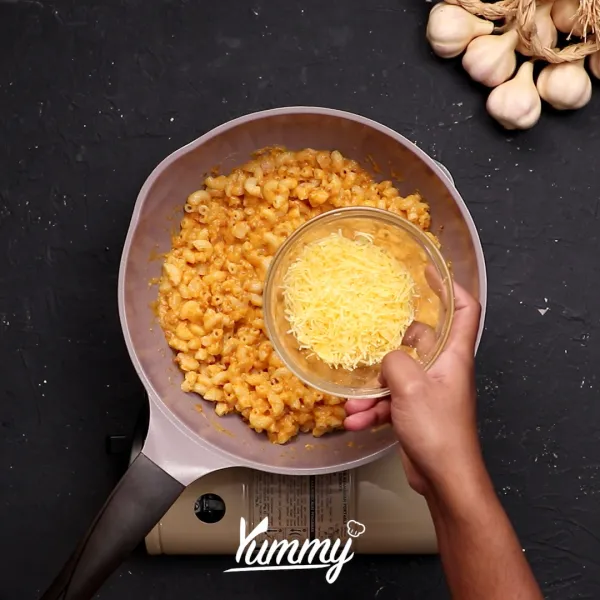 Tahap terakhir tambahkan keju mozzarella dan cheddar ke dalam macaroni lalu aduk rata. Setelah meleleh angkat dan sajikan selagi hangat.