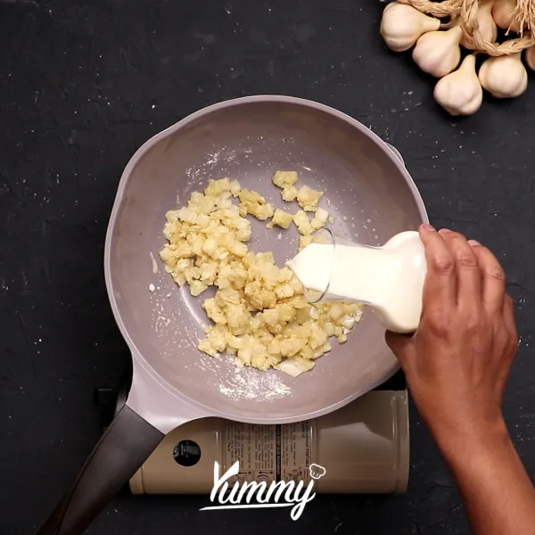Tambahkan susu cair, garam, penyedap rasa dan lada aduk kembali hingga tercampur rata.