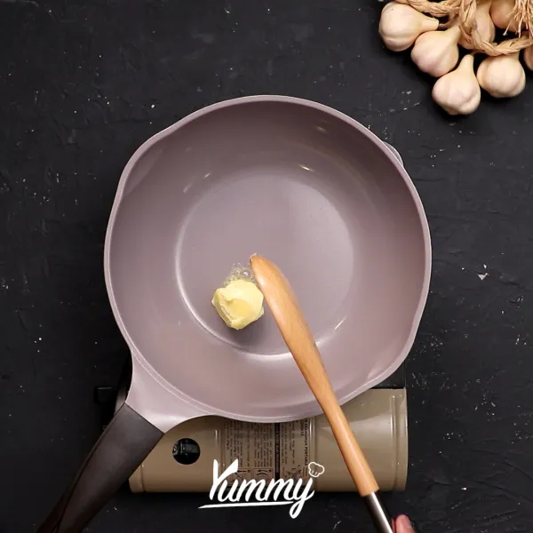 Tumis bawang bombay dengan butter hingga harum dan layu lalu tambahkan tepung terigu kedalamnya. Aduk hingga tercampur rata.