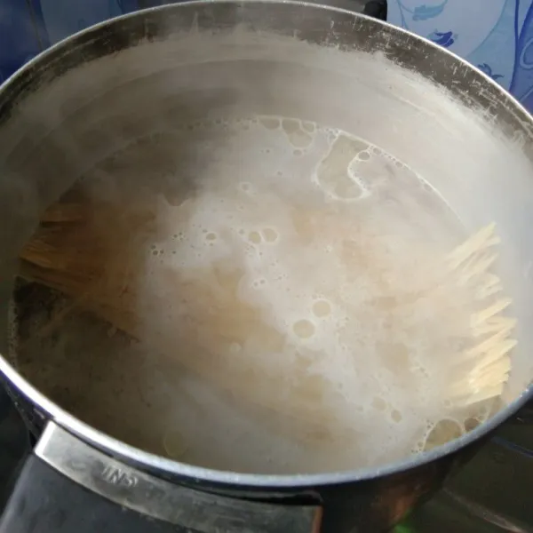 Didihkan air, rebus pasta fettuccine dengan sedikit garam dan minyak goreng hingga matang, angkat dan tiriskan.
