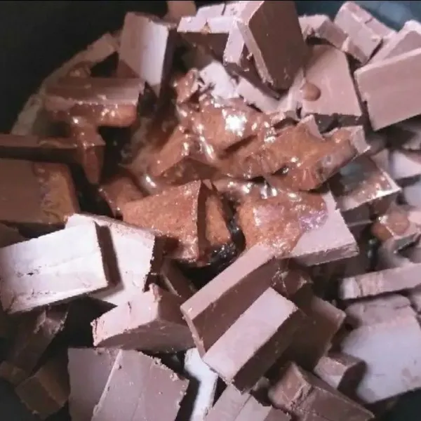 Larutkan coklat bubuk digelas dengan air. Lalu campur dengan dcc yang telah di potong kecil.