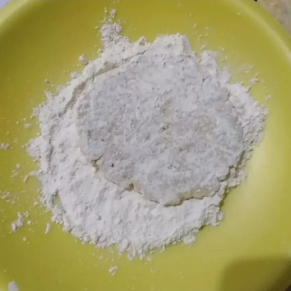 Gulingkan ke dalam tepung terigu.