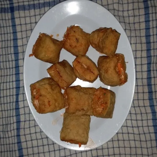 Belah tahu tidak putus. Masukkan isian secukupnya. Lakukan hingga selesai.