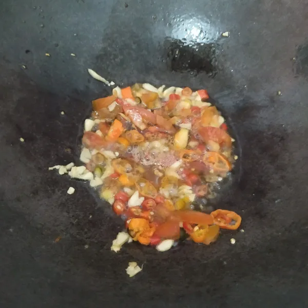 Lalu masukkan irisan cabai dan tomat, aduk rata, masukkan telur, orak arik.