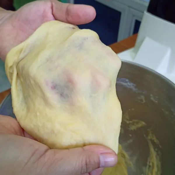 Masukkan margarin dan garam. Uleni terus hingga kalis elastis.