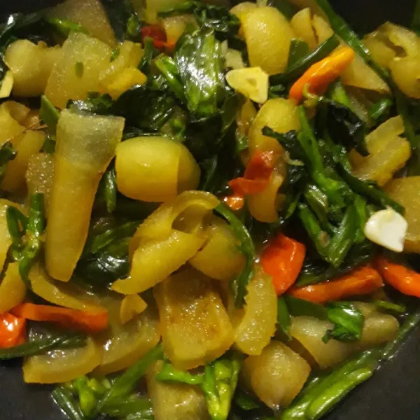 Tambahkan kecap manis. Aduk sebentar lalu angkat.