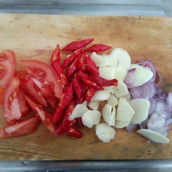 Iris bumbu cabai, bawang, dan tomat.