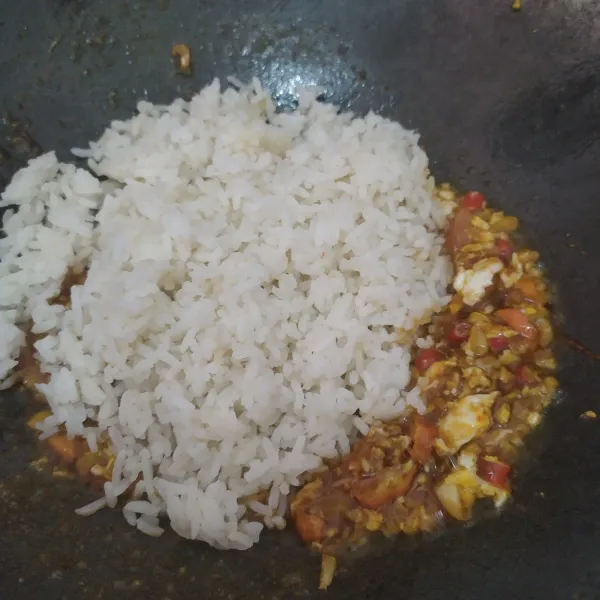 Masukkan nasi, aduk kembali.