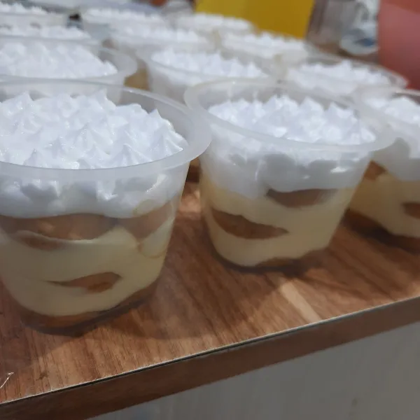 Susun dalam cup dengan lapisan, biscuit, lapisan keju, ulangi sampai penuh, diakhiri dengan disemprotkan whip cream. Masukkan kedalam lemari es minimal 6 jam agar tiramisu benar- benar set.