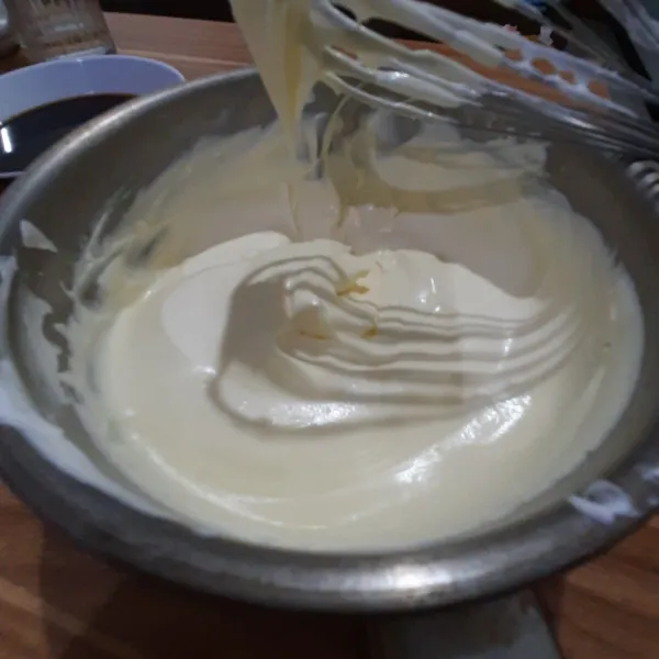 kocok mascarpone cheese sampai lembut, campurkan whip cream dengan adonan telur, aduk rata.