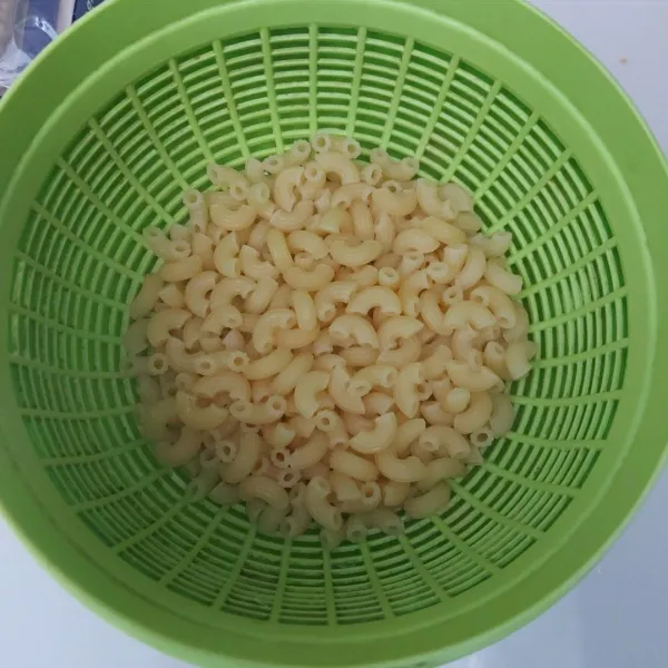 Didihkan air, beri garam dan minyak. Masukkan macaroni, rebus macaroni sampai matang, angkat dan tiriskan.