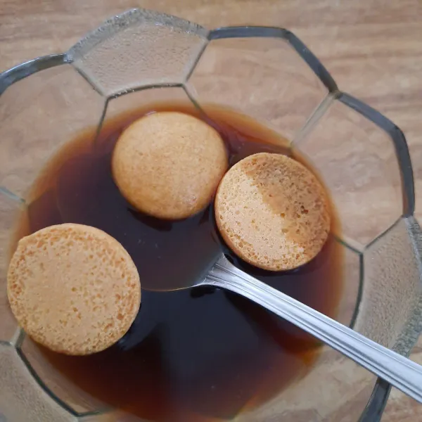 Rendam biscuit eggdrop dalam larutan kopi, sebentar saja hanya sampai kopi meresap.