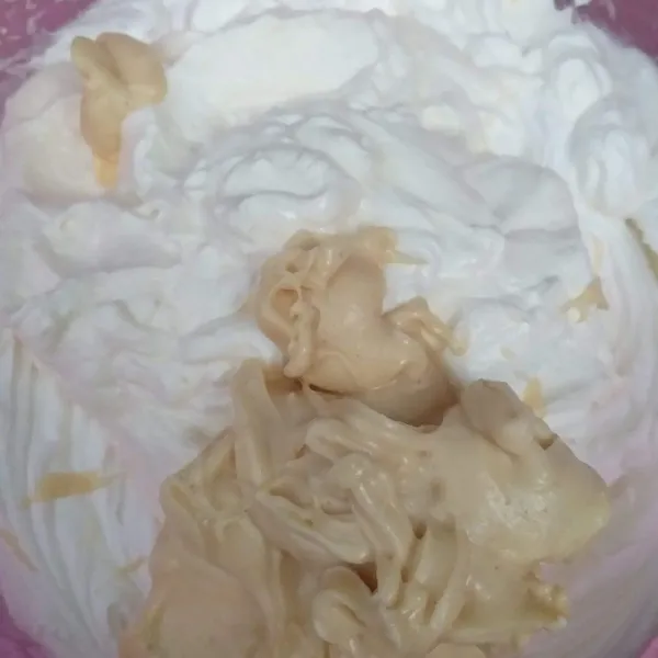 Lapisan oreo cheesecake : Mixer whipping cream dengan air dingin sampai kaku. Lalu masukkan cream cheese dan wcc ke dalam adonan whipping cream, mixer sebentar saja asal rata.