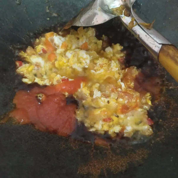 Tambahkan saus, kecap, aduk rata.