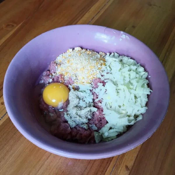 Buat Patty Burger : campur semua bahan untuk patty. Aduk rata.