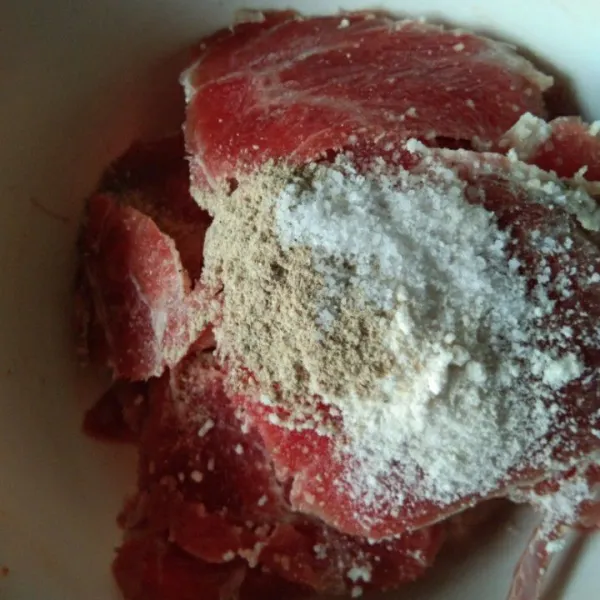 marinasi daging dengan bumbu, aduk rata.