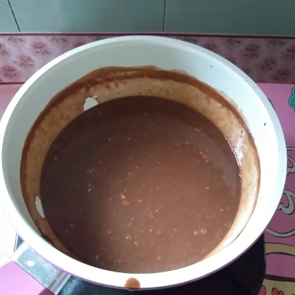 Masak hingga coklat leleh dan larut dengan susu. Setelah brownis matang langsung tuangkan saus di atasnya, dan simpan di dalam kulkas, keluarkan saat akan dihidangkan.