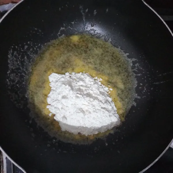 Cara membuat saus cheese bechamel: panaskan margarin dalam wajan anti lengket, tambahkan tepung lalu masak hingga tepung matang (sambil terus diaduk agar tidak gosong).