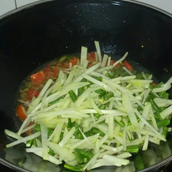 Masukkan labu dan kacang panjangnya aduk rata masak sampai sayuran matang.