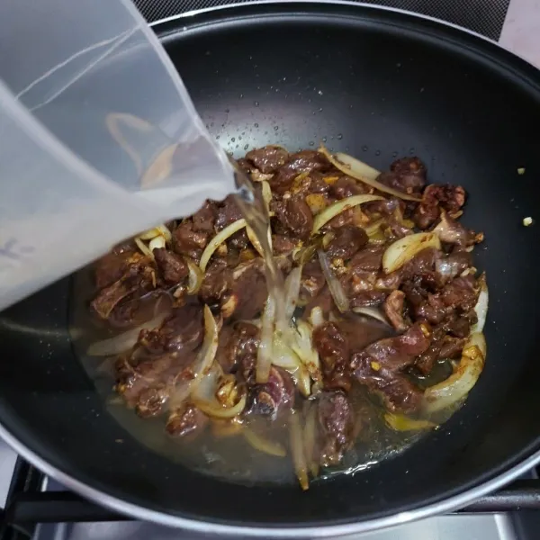 Tambahkan air matang lalu dimasak selama 7 menit, sambil ditutup.