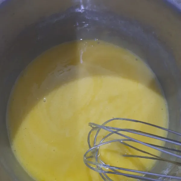 Campur kuning telur, gula pasir, susu cair, vanilla extract, aduk rata. Lalu masak dengan cara double boiler sampai mengental dan warna menjadi pucat. Angkat, dinginkan.
