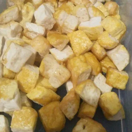 Potong tahu kuning menjadi dadu kecil lalu goreng hingga berkulit.
