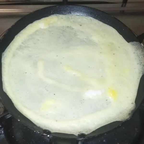 Dengan menggunakan sendok sayur. Tuang adonan telur ke dalam teflon. Masak hingga telur matang. Cirinya ialah telur gampang dilepaskan dari teflon.