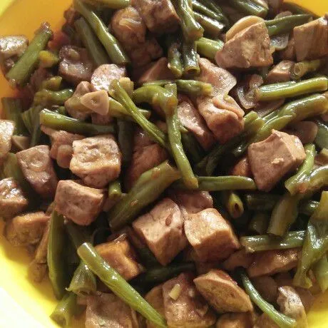 Masak hingga air menyusut dan buncis matang. Angkat dan sajikan.