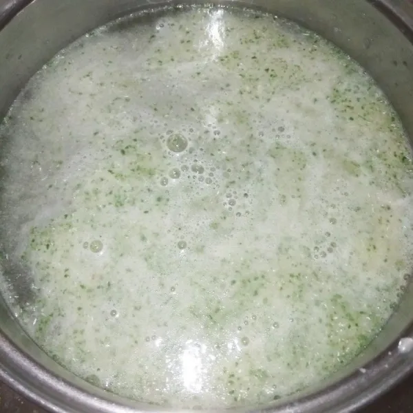 Panaskan air di panci (sesuai selera untuk kuah sayur lodeh). Masukan bumbu halus serta garam, gula pasir, dan kaldu bubuk. Aduk rata.